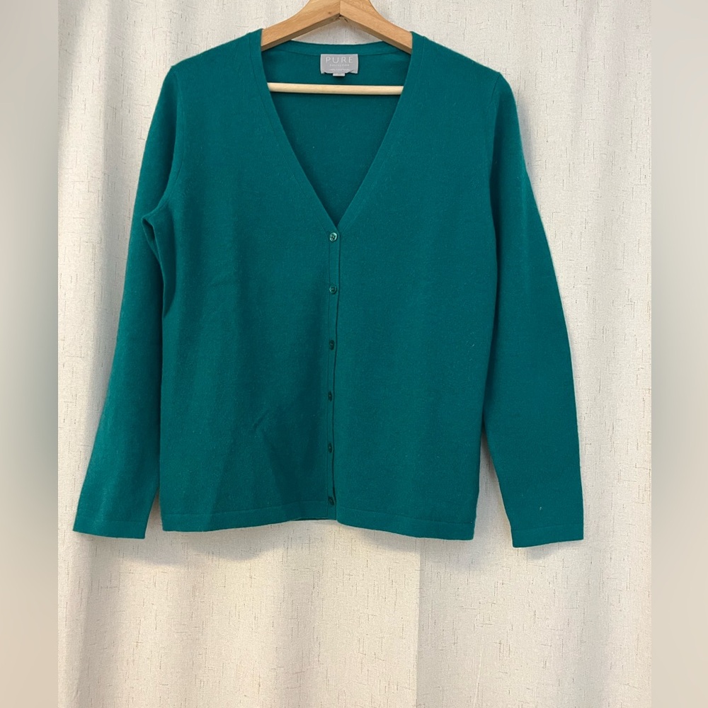 NWOT Pure Collection 100% Cashmere $250 in extremely beautiful Color